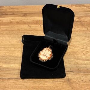 Vintage 1970s Elegant Cameo Pendant in 14k Gold Setting